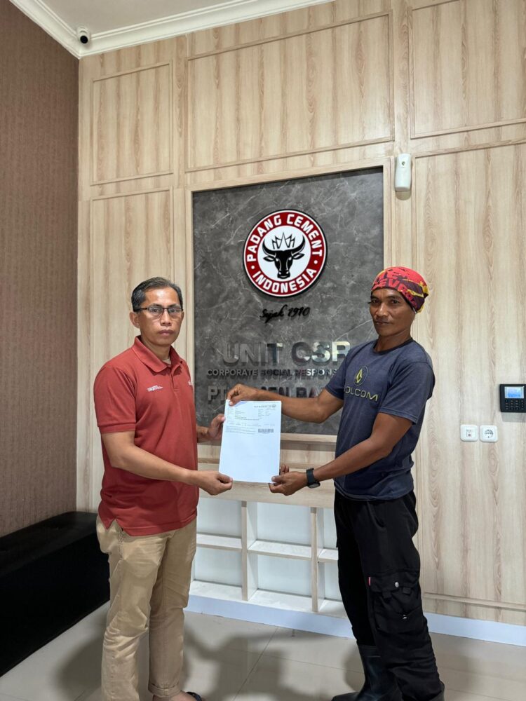 Ar (40 th), warga Kecamatan Bungus Teluk Kabung menerima 30 zak semen secara simbolis.