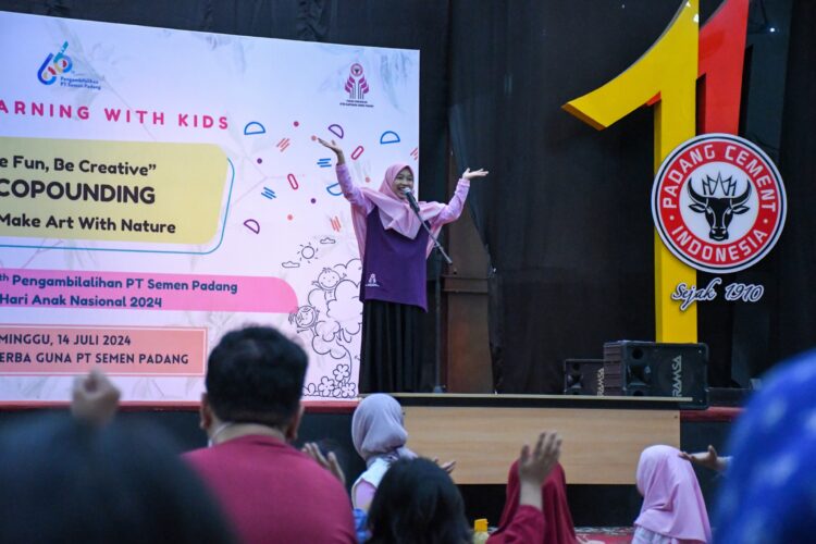 Suasana  kegiatan Fun Learning With Kids berupa Kelas Ecopounding dengan tema "Be Fun, Be Creative-Ecopounding, Let's Make Art We Nature" di Gedung Serba Guna (GSG) PT Semen Padang, Minggu (14/7). IST