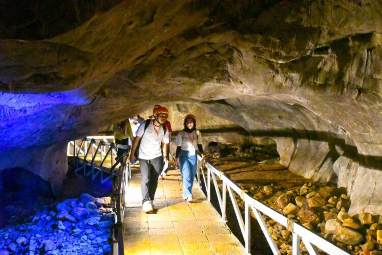 PT Semen Padang menggelar kegiatan Jelajah Semen Padang yang diikuti oleh 50 orang penggiat media sosial Kota Padang, Minggu (21/7). IST