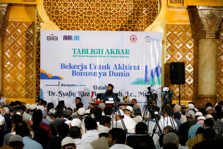 PT Semen Padang menggelar Tabligh Akbar di Masjid Raya Jabal Ramah PT Semen Padang dengan menghadirkan Ustadz Dr. Syafiq Riza Hasan Basalamah, Lc., M.A, Senin (5/8) siang. IST