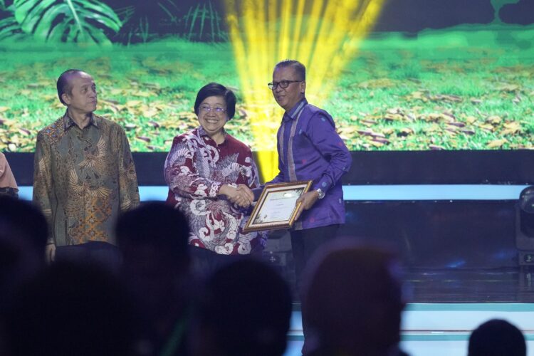 Penghargaan ini diserahkan langsung oleh Menteri Lingkungan Hidup dan Kehutanan, Siti Nurbaya Bakar, kepada Indrieffouny Indra pada acara puncak Festival LIKE dengan tema "10 Tahun Kerja untuk Sustainabilitas" yang diselenggarakan di Jakarta Convention Center Hall B, Jalan Gatot Subroto, Jakarta Pusat, Jumat (9/8). IST