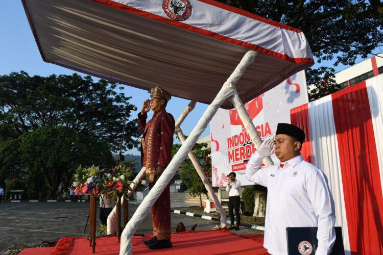 Memperingati HUT ke-79 Kemerdekaan RI, PT Semen Padang menggelar Upacara Bendera di Plaza Kantor Pusat PT Semen Padang, Sabtu (17/8). IST