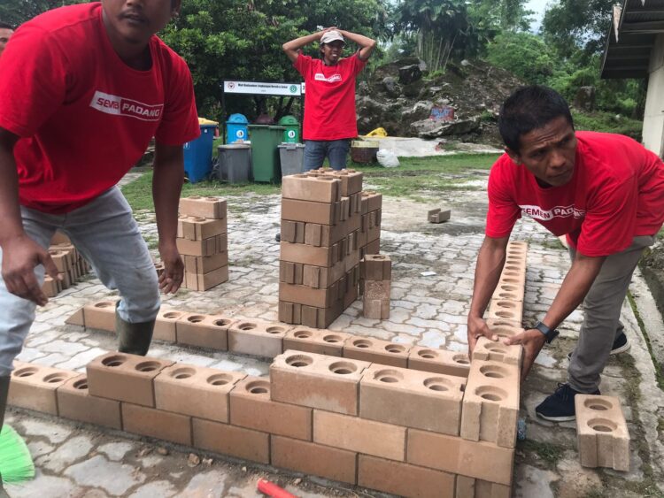 PT Semen Padang menggelar Pelatihan Teknis Pemasangan Semen Padang Bata Interlock atau SEPABLOCK bagi 25 Tukang yang berasal dari ring 1 PT Semen Padang. IST