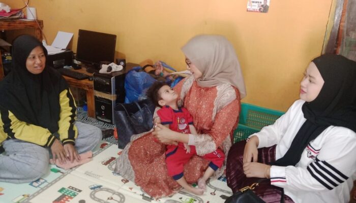 Naya, Balita Penderita Cerebral Palsy Dikunjungi Femi Nofi Candra