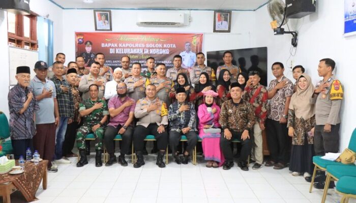 Progul Abdus Syukur Felani, Kapolres Solok Kota Jalin Silaturahmi dan Berikan Bantuan Sembako di Kelurahan IX Korong