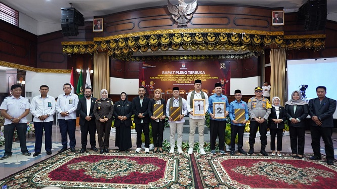 KPU menetapkan nomor urut paslon Pilkada Sijunjung 2024 dalam rapat pleno terbuka pengundian dan penetapan nomor urut, Senin (23/9).