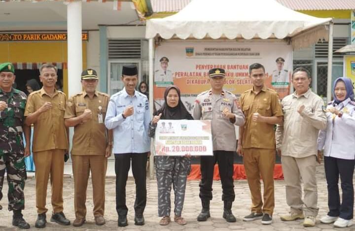 Program bantuan peralatan dagang bagi UMKM kembali diluncurkan Pemkab Solok Selatan sebagai bentuk dukungan peningkatan perekonomian daerah.