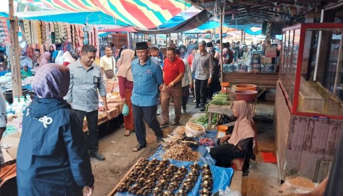 Blusukan ke Pasar Sungai Sarik, Pedagang Sepakat Menangkan Mahyeldi-Vasko
