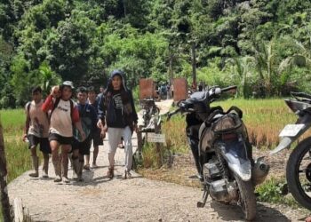 Tim evakuasi gabungan mengadapai kendala medan yang cukup berat dalam mengevakuasi korban longsor tambang ilegal di Hiliran Gumanti.