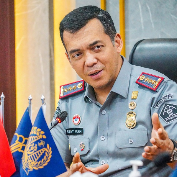 RUU Nomor 6 Tahun 2011 tentang Keimigrasian yang telah disahkan memuat peraturan baru terkait penggunaan senjata bagi petugas Imigrasi.