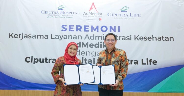 CEO AdMedika Dian Prambini (Kiri) dan Direktur Ciputra Hospital Citra Garden City dr Paul K Pribadi M.Med (Kanan) dalam acara Seremoni Kerja Sama Layanan Administrasi Kesehatan antara Admedika, Ciputra Hospital, dan Ciputra Life, beberapa waktu lalu. IST