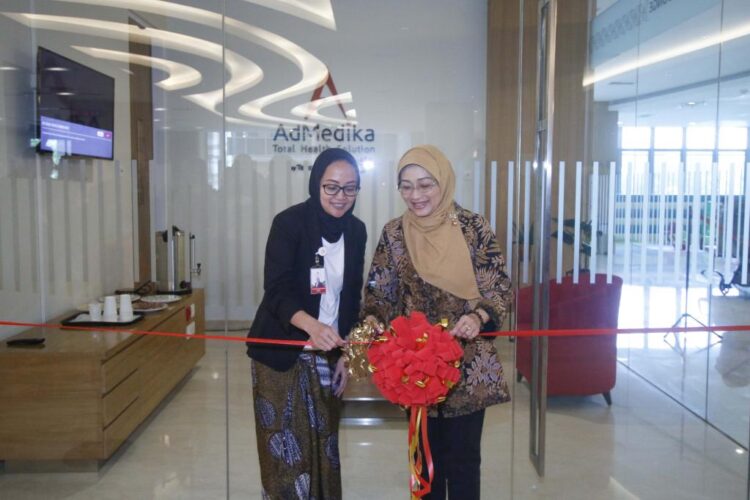 CEO AdMedika Dian Prambini (Kanan) dan Direktur Eka Hospital Cibubur dr. Sheirly Novan Indra, MARS (Kiri) saat melakukan proses pemotongan pita untuk peresmian pembukaan Executive Lounge di Eka Hospital Cibubur pada Rabu, (4/9). IST