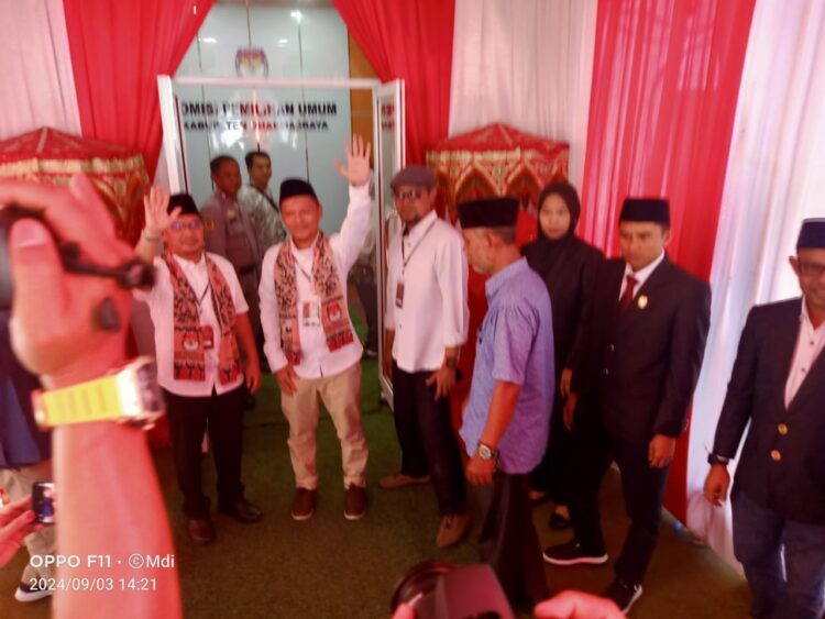 Suasana saat pendaftaran Bapaslon Adi Gunawan dan Romi Siska Putra, ditolak oleh KPU Dharmasraya.maryadi