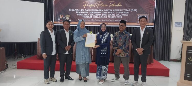 Foto bersama setelah rapat pleno terbuka KPU Kota Solok terkait rekapitulasi dan  penetapan daftar pemilih tetap (DPT) pemilihan Gubernur dan Wakil Gubernur, pemilihan walikota dan wakil walikota tingkat Kota Solok  tahun 2024 di premier hotel syariah Kota Solok, Kamis (19/9). IST