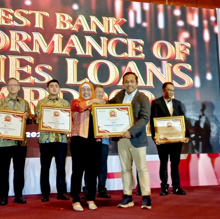 Dirut Bank Nagari Gusti Candra saat menerima penghargaan Predikat Tertinggi sebagai Bank Peduli UMKM dalam ajang Best Bank Performance of MSMEs Loans 2024 dari Majalah Peluang. DOK AFRIANITA