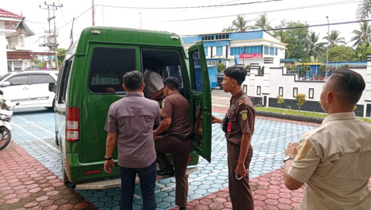 Mantan Ketua DPRD Sijunjung periode 2019-2024 dikawal petugas Kejaksaan Negeri Muaro Sijunjung memasuki mobil tahanan dan dibawa menuju Lapas Kelas IIB Muaro Sijunjung, Selasa (17/9).