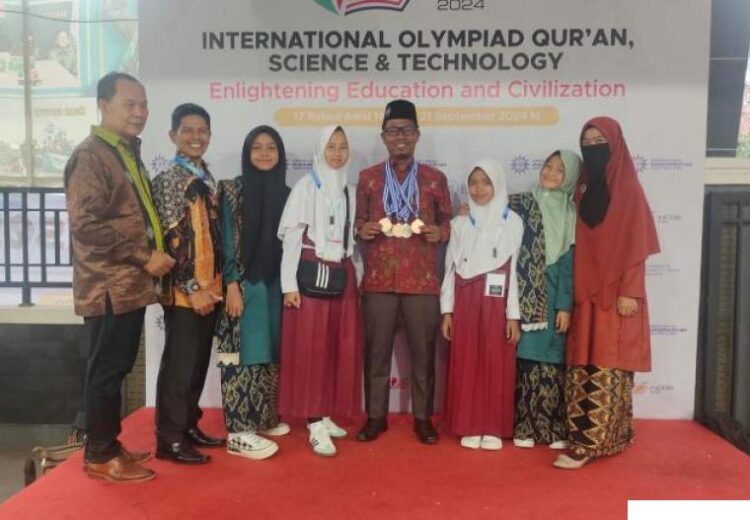Lima pelajar Sekolah Dasar (SD) Plus Muhammadiyah Payakumbuh, yang berhasil mengukir prestasi di ajang bergengsi International Olympiad Qur'an & Science (INOQS) atau Olimpiade International Qur'an dan Sains Teknologi, yang dihelat di Jakarta (21/09) berto bersama guru pendamping di lokasi acara. IST
