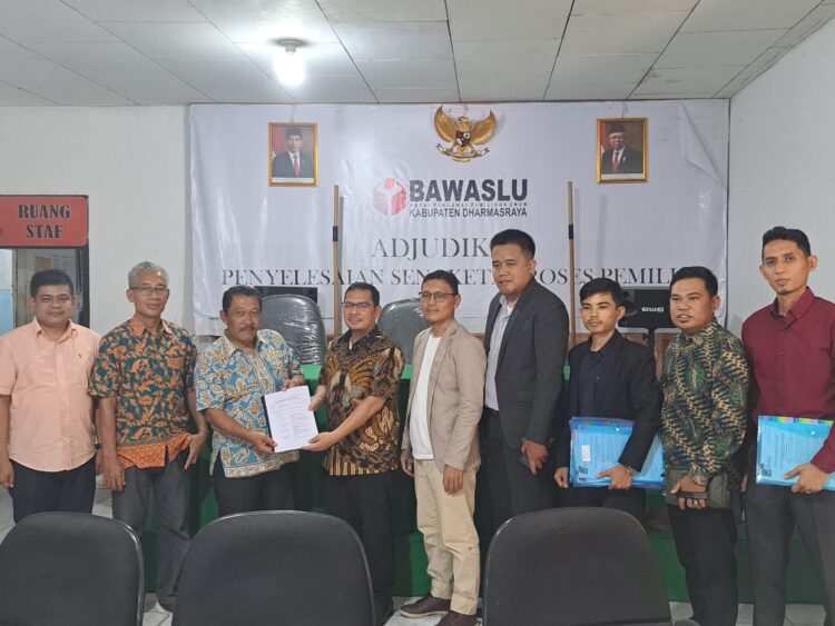 Bapaslon Adi Gunawan dan Romi Siska Putra, saat menyerahkan berkas laporan sengketa Pilkada kepada Ketua Bawaslu Dharmasraya.ist