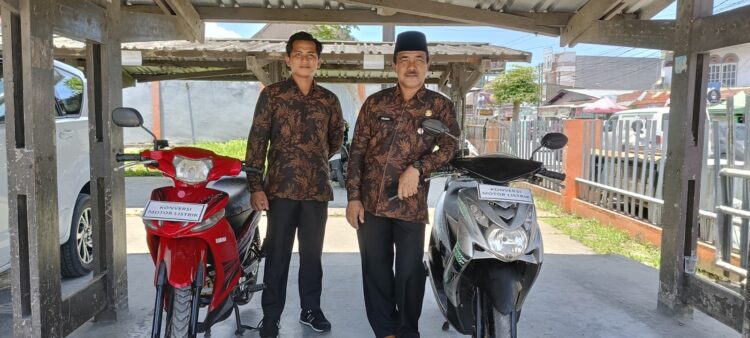 MOTOR LISTRIK – Kepala Sekolah SMK 1 Sumbar, Zulkifli (kanan) sedang memperlihatkan hasil konversi listrik yang sudah beroperasi di lingkungan sekolah. WINDA