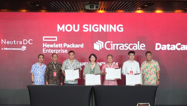 Direktur Group Business Development Telkom Indonesia Honesti Basyir (kiri); Komisaris Telkom Indonesia Marcelino Pandin (kedua dari kiri); CEO NeutraDC Andreuw Th.A.F (ketiga dari kiri); President Director of Hawlett Packard Enterprise Indonesia Meygin Agustina (keempat dari kiri); CEO of Cirrascale PJ Go (Ketiga dari kanan); CEO of DataCanvas Limited Sealed Fang Lei (kedua dari kanan); Direktur Wholesale & International Service Telkom Indonesia Bogi Witjaksono (kanan) pada penandatanganan Nota Kesepahaman (MoU) bersama tiga perusahaan, PT Hewlett Packard Enterprise (HPE) Indonesia, Cirrascale Pte. Ltd., dan DataCanvas Limited, beberapa waktu yang lalu. IST