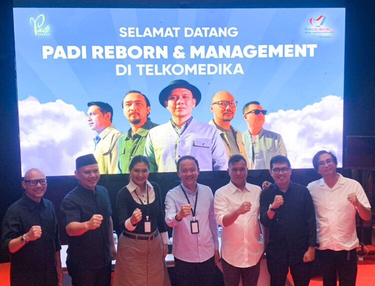 (Dari Kiri ke Kanan) Yoyo (Padi Reborn), Fadly (Padi Reborn), dr Monica M Sihombing (Direktur TelkoMedika, Dicky Anfiadi (Direktur Utama TelkoMedika), Ari (Padi Reborn), Rindra (Padi Reborn), Piyu (Padi Reborn) pada saat melakukan Medical Check Up (MCU) di Klinik Telkomedika di THC Telkom Landmark Tower (TLT), Rabu (18/9). IST