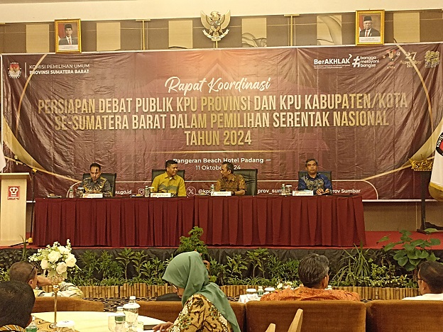 KPU Sumbar menggelar rapat koordinasi persiapan debat kandidat Pilgub Sumbar yang akan digelar pada 13 November dan 20 November 2024.