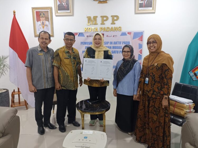 Kepala DPMPTSP Swesti Fanloni dan Kepala Dinas Perpustakaan dan Kearsipan Kota Padang Feri Mulyani saat pemusnahan arsip. IST