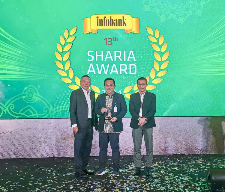 Dirut sekaligus Pjs Direktur Kredit dan Syariah Bank Nagari, Gusti Candra menerima penghargaan The Best Performance Sharia Banking Bussiness Unit 2024 di Shangri-La Hotel Jakarta, Kamis (3/10). DOK AFRIANITA