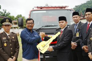 Bukit Asam Tbk (PTBA) Unit Pertambangan Ombilin menyerahkan bantuan 1 unit kendaraan pemadam kebakaran (damkar) untuk Pemko Sawahlunto.