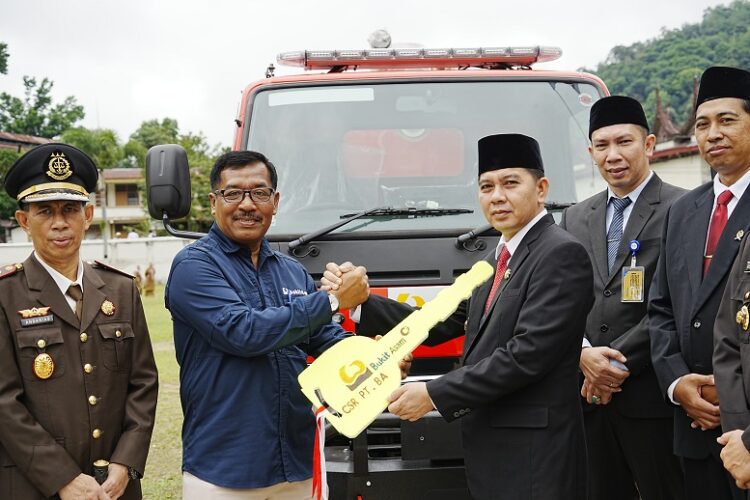 Bukit Asam Tbk (PTBA) Unit Pertambangan Ombilin menyerahkan bantuan 1 unit kendaraan pemadam kebakaran (damkar) untuk Pemko Sawahlunto.
