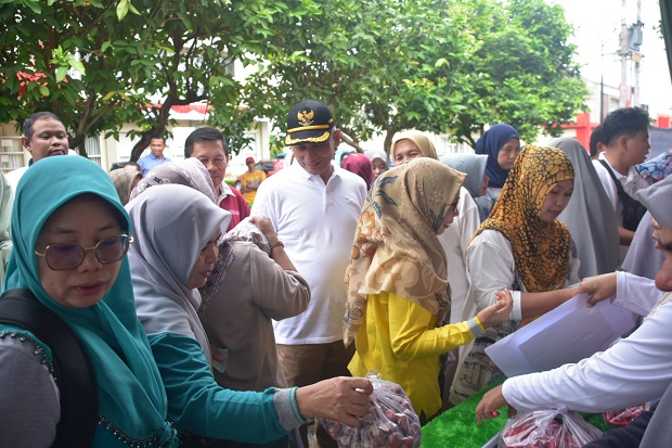 Dinas Ketahanan Pangan dan Perikanan Pemerintah Kabupaten Agam menggelar bazar pangan murah, Rabu (16/10/2024).