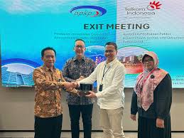 Koordinator Pengawasan Kawasan Industri dan Perumahan BPKP Joko Sutrisno selaku Ketua Tim Assessment (paling kiri), SVP Group Sustainability and Corporate Communication Telkom Ahmad Reza (kedua dari kiri), VP Sustainability Telkom Gunawan Wasisto (kedua dari kanan), dan PGS SVP Risk Management Telkom Rini Fitriani (paling kanan) saat penyerahan cenderamata pada acara exit meeting, beberapa waktu lalu. IST