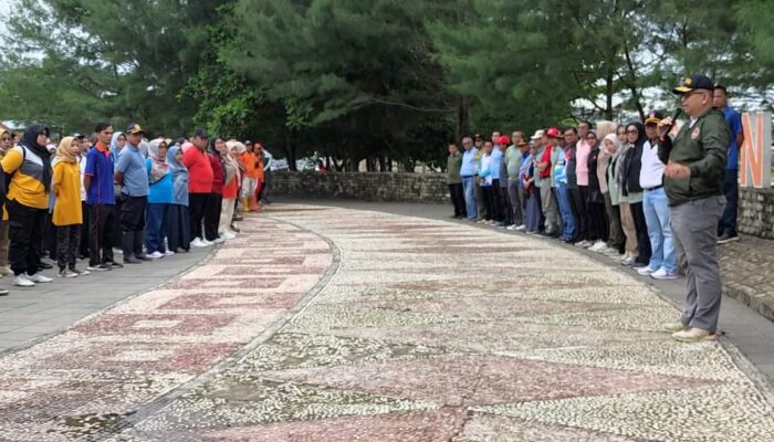 Aksi Bersih-bersih Pantai Padang Dipimpin Pj Wako Andree