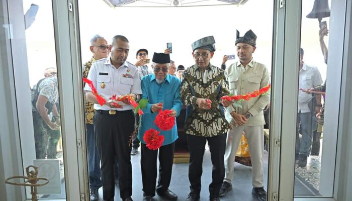 Plt Gubernur Sumbar Audy Joinaldy Dampingi Menbud Fadli Zon dalam Peresmian Museum Sastra Indonesia