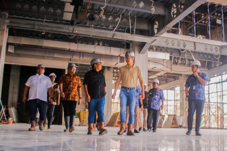 H. Basrizal Koto menyambut kunjungan Wakil Presiden Direktur Bank Central Asia (BCA), Hendra Lembong di lokasi proyek pembangunan Basko City Mall di Kuranji, Kota Padang, Rabu (2/10). Kunjungan tersebut merupakan gebrakan untuk menjalin hubungan dan membangun mitra antara BCA dan Basko City Mall. IRHAM