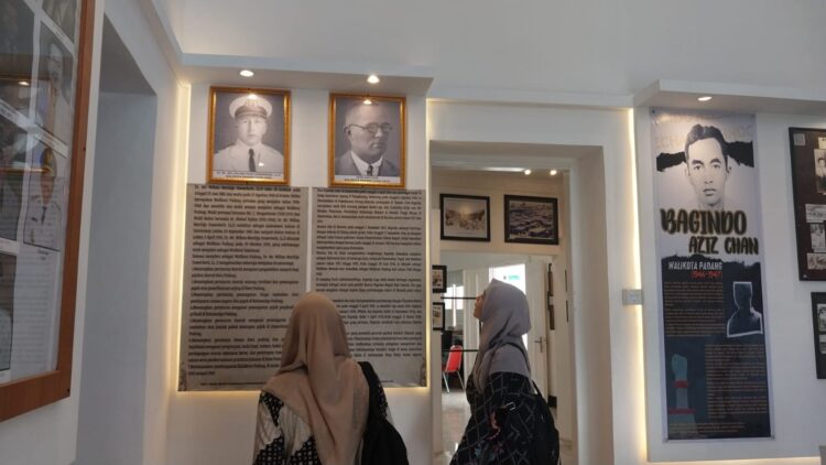 Para pengunjung sedang melihat arsip-arsip sejarah Kota Padang di GAS beberapa waktu lalu. GAS Kota Padang dipindahkan ke Kantor Balaikota lama. Dhana