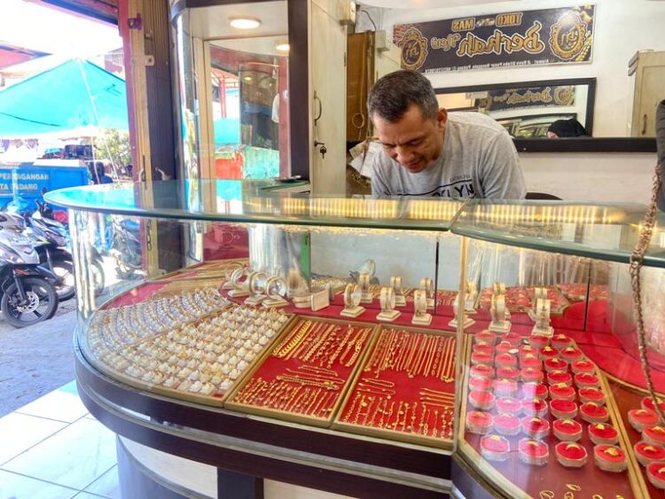 Pemilik Toko Emas Berkah, Riki Nelson di Pasar Nanggalo. Harga emas perhiasan murni di Kota Padang, tembus Rp3.250.000 per emasnya. YESI