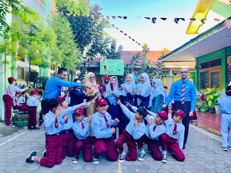 Kepala SDN 18 Tarok Dipo Elvy Gustina bersama majelis guru foto bersama dengan Tim Tambua Saayun Salangkah peraih juara I lomba tambua tingkat SD se-Kota Bukittinggi dan Agam, di Balairung Desa Wisata setempat tanggal 26-27 Oktober lalu. Ist