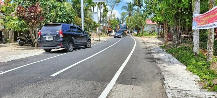 Dinas PUPR Padang telah membangun jalan sepanjang 1,2 Kilometer (km) di kawasan menuju objek wisata Pantai Air Manis. WINDA