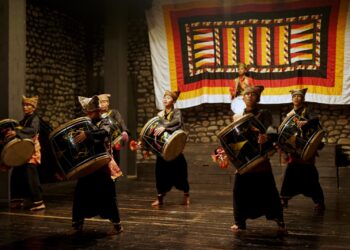 Pertunjukan Induak Tambua dari Grup Sabariyah Maninjau, Agam di Gedung Manti Menuik Ladang Tari Nan Jombang, beberapa waktu lalu. NAN JOMBANG DANCE COMPANY