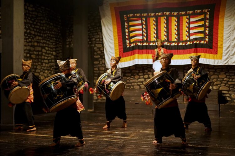Pertunjukan Induak Tambua dari Grup Sabariyah Maninjau, Agam di Gedung Manti Menuik Ladang Tari Nan Jombang, beberapa waktu lalu. NAN JOMBANG DANCE COMPANY