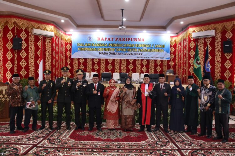 Dua srikandi yakni Hurisna Jamhur dan Erlindawati dilantik sebagai Wakil Ketua Definitif DPRD Kota Payakumbuh 2024-2029 di Ruang Sidang DPRD Kota Payakumbuh, Senin (14/10). IST