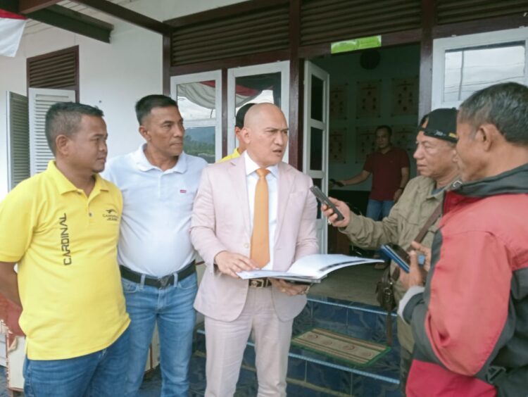 DATANGI KPU - Kuasa Hukum Paslon nomor Urut 1 Khairunas dan Yulian Efi, yaitu Dr. Suharizal, Senin (14/10) di Kantor KPU bersama tim kuasa hukum lainnya. IST