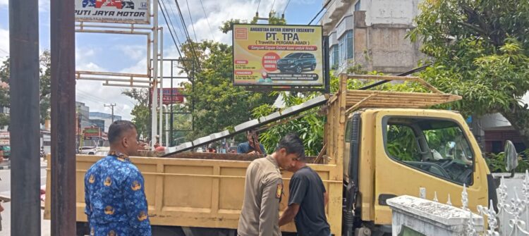 Bapenda tertibkan iklan reklame dari berbagai macam merek dagang dan perusahaan yang tidak tertib membayar pajak, Kamis (17/10). IST