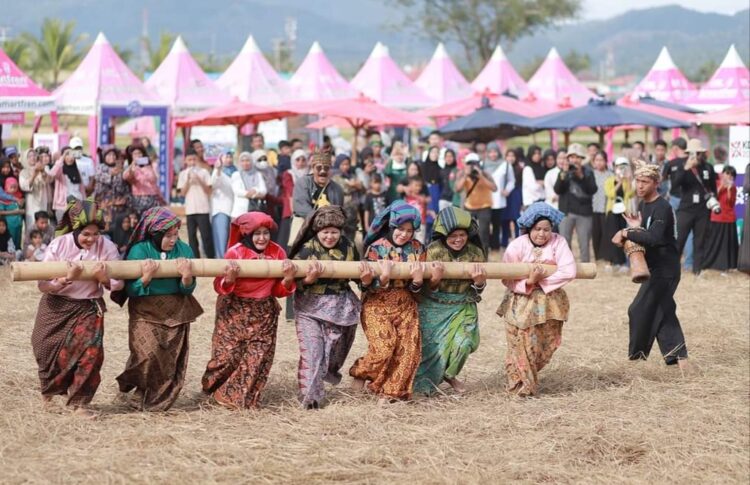 Kesenian anak nagari Solok melalui permainan Batuang Gilo, menjadi daya tarik tersendiri dalam gelaran Kharisma Even Nusantara (KEN) Rang Solok Baralek Gadang (RSBG) di hamparan Sawah Solok. ist