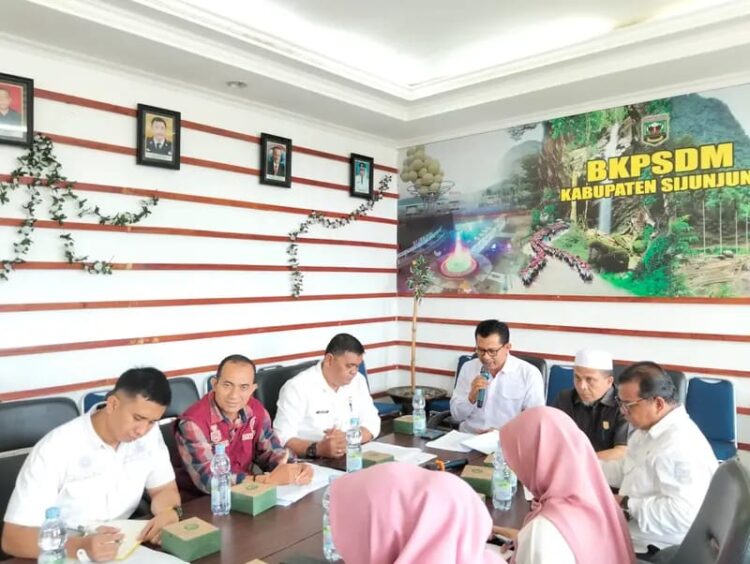 BKPSDM Kabupaten Sijunjung saat menggelar rapat pembahasan penerimaan tenaga honorer dan THL bersama DPRD serta OPD terkait. OGY