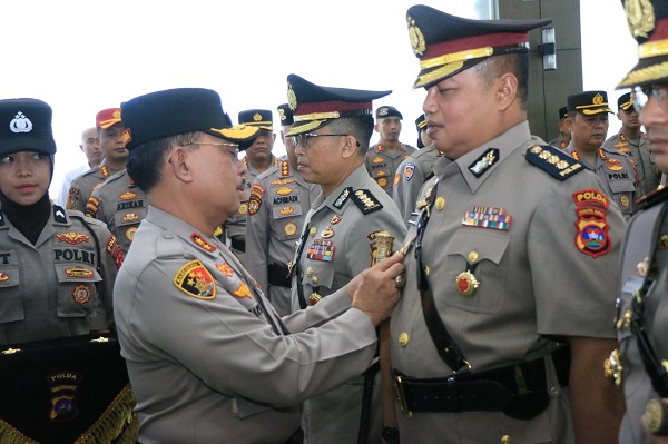 Mabes Polri kembali melakukan mutasi dan promosi demi penyegaran organisasi, kembali bergerak di internal Polda Sumbar dan Polres jajaran. Dua orang Kapolres serta Kepala Biro SDM Polda Sumbar resmi berganti.