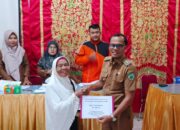 Wali Nagari Aia Manggih Serahkan BLT pada 70 KPM