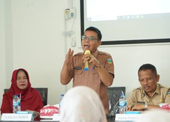 Ket. Gambar : PLH Kadis Perpustakaan dan Kearsipan Solok Selatan, Taufik Efendi membuka kegiatan Bimtek Pengelolaan Perpustakaan SD-SMA, Selasa (15/10)