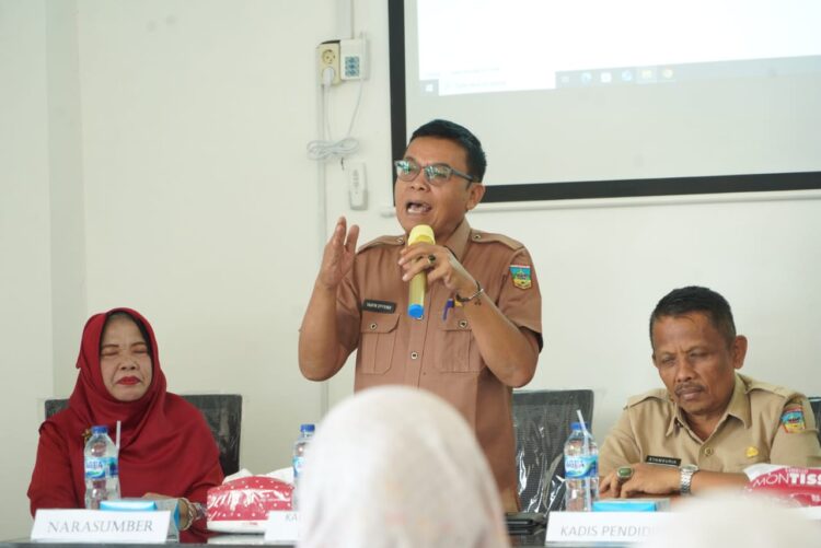 Ket. Gambar : PLH Kadis Perpustakaan dan Kearsipan Solok Selatan, Taufik Efendi membuka kegiatan Bimtek Pengelolaan Perpustakaan SD-SMA, Selasa (15/10)